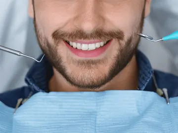Paciente sonriendo en consulta