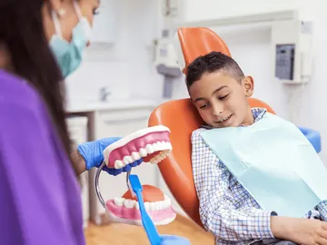 Niño en consulta de odontopediatría